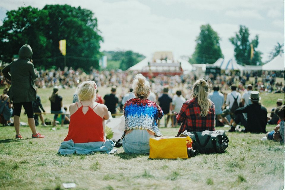 Mujeres en festival al aire libre