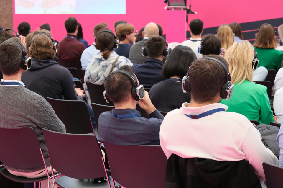 Público en conferencia con auriculares
