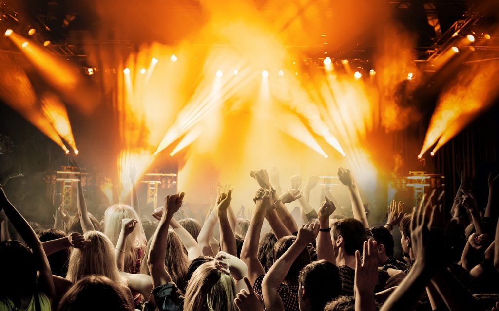 Público animado en concierto