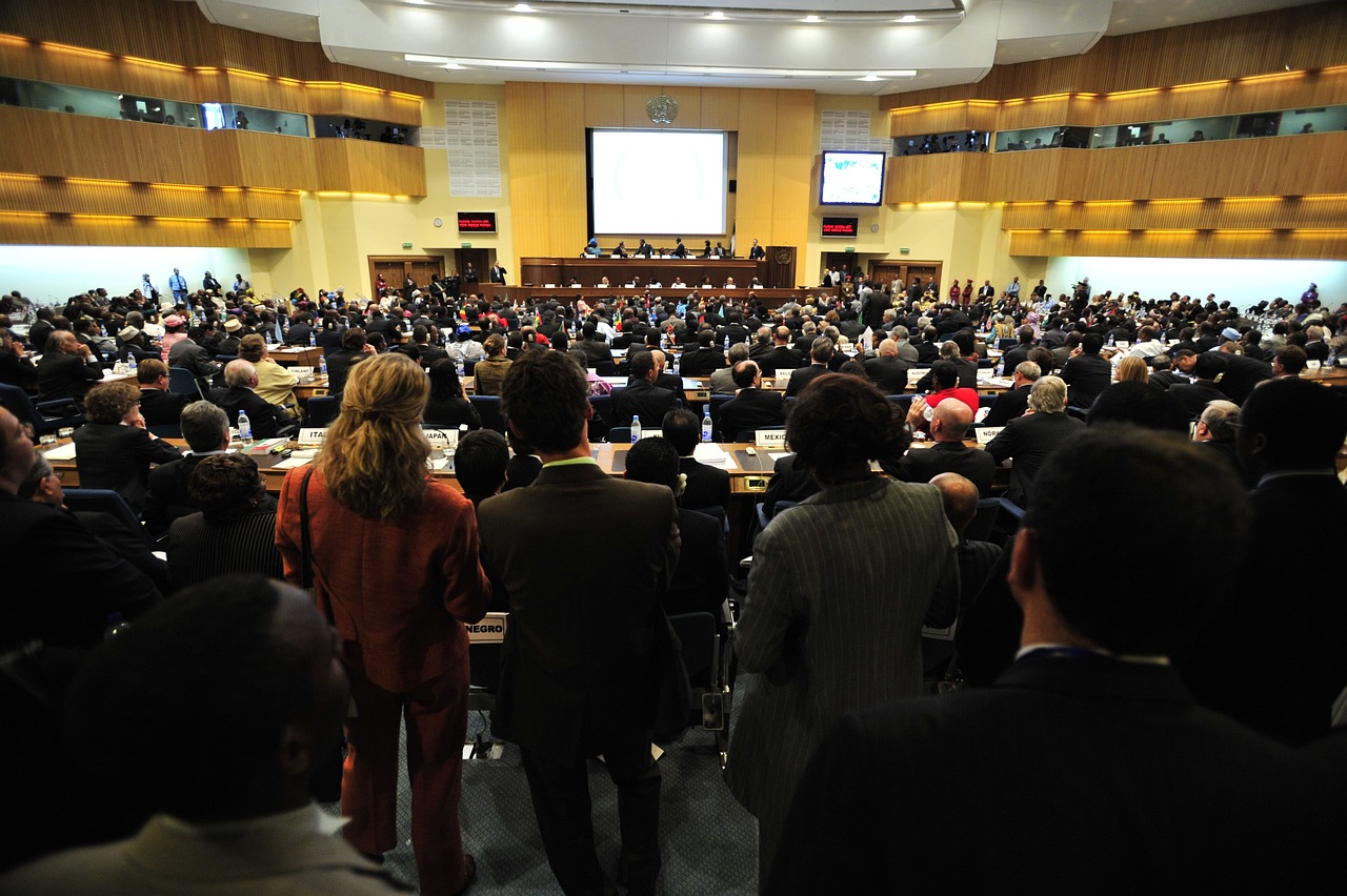 Sala de conferencias llena de personas